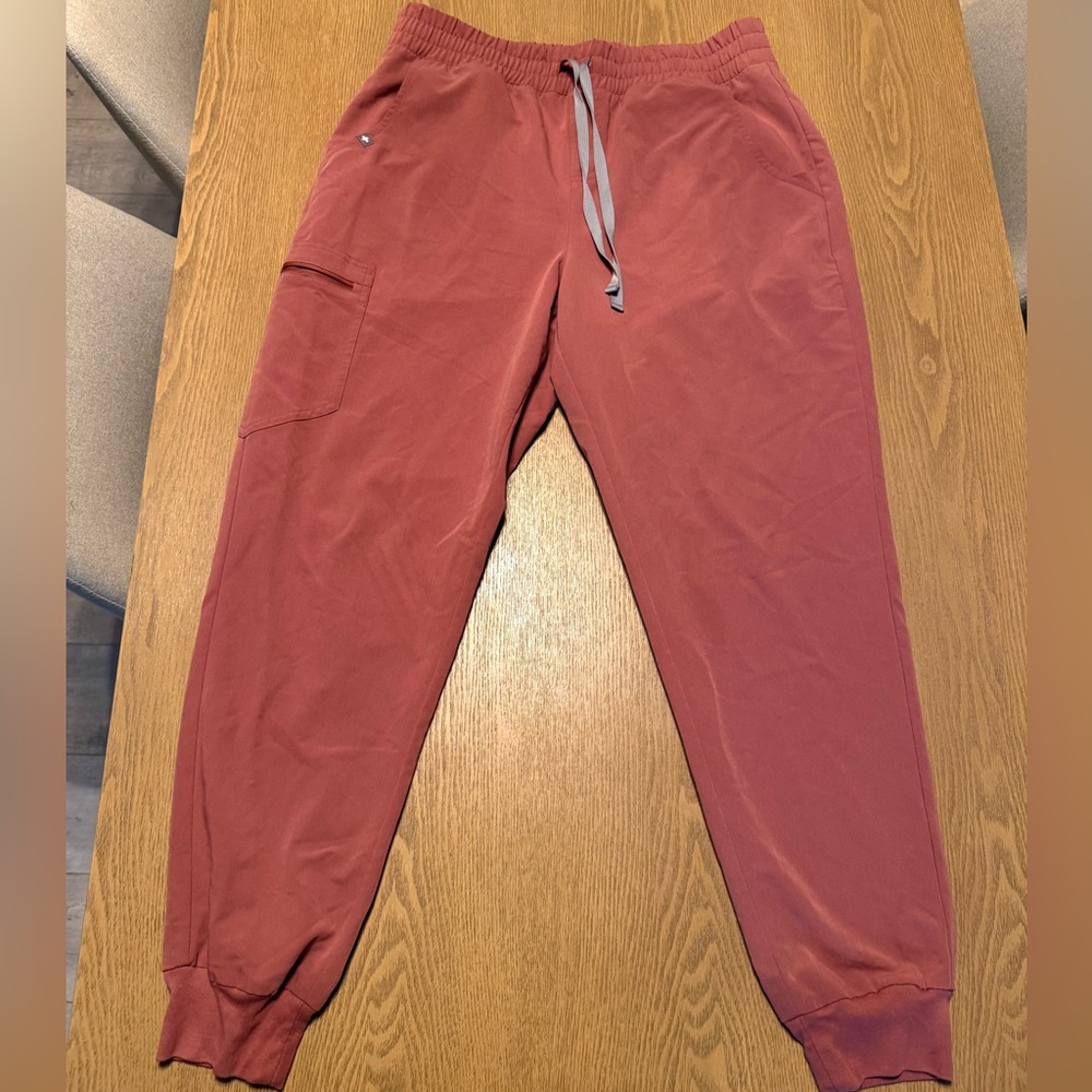 Figs Women's Zamora High-Rise Jogger Scrub Pant in Dusty Rose/mauve